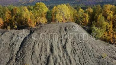 陡峭的<strong>湖岸</strong>由沙质壤土组成，被冲走
